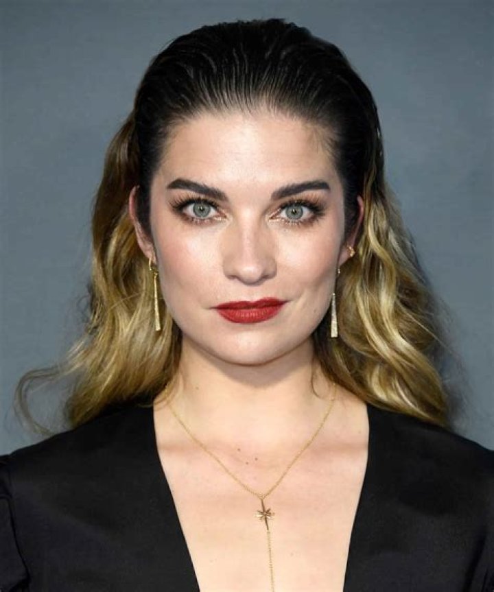 Annie Murphy Weight Gain – Is Actress Pregnant?