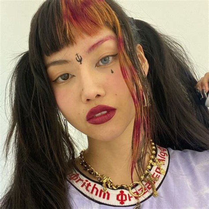 Beabadoobee (Singer) Wiki, Bio, Age, Height, Weight, Measurements, Boyfriend, Net Worth, Facts