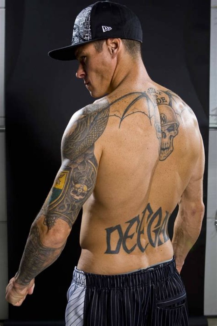 Jakob Dylan: Wife, net worth, tattoos, smoking & body facts