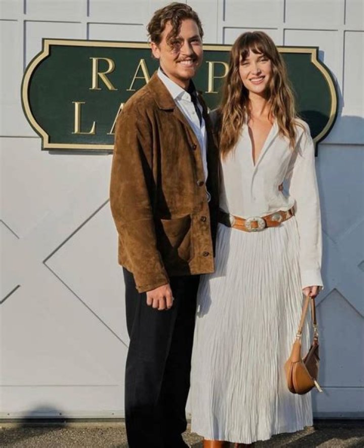 Model Ari Fournier Age Instagram Photos & Wikipedia Bio: Cole Sprouse New Girlfriend